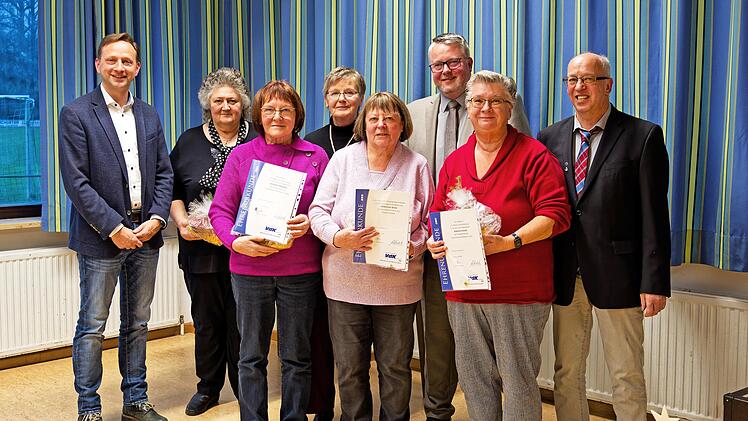 Bei der vorweihnachtlichen Feier des VdK-Ortsverbands Schwarzach/Schmeilsdorf (von links): Robert Bosch, Helga Barczyk, Elfriede Heierth, Elisabeth Müller-Klute, Christine Rauh, Marc Benker, Kerstin Pistor und Dieter Seuß