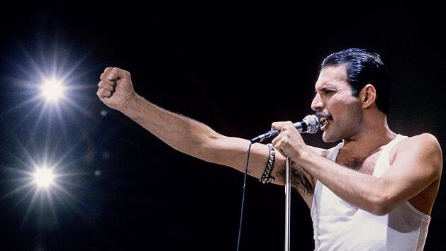 Freddie Mercury beim legend&auml;ren "Live Aid" Konzert 1985 in London. Hatte der Frontmann von "Queen" sich damals schon mit HIV angesteckt?