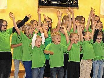 Der Kinder- und Jugendchor hat Spaß beim Singen. Fotos: Galster