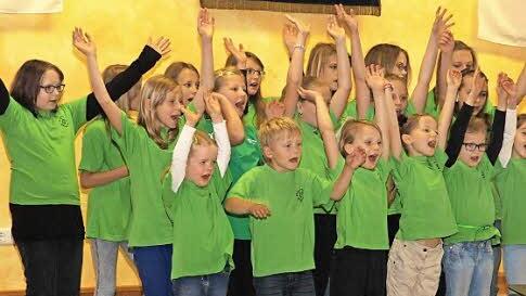 Der Kinder- und Jugendchor hat Spaß beim Singen. Fotos: Galster