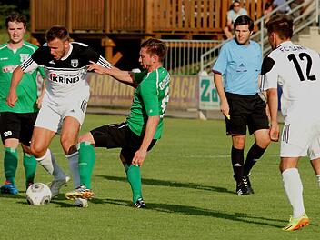 Der dreifache Sander Torschütze Thorsten Schlereth (Zweiter von links) setzt sich gegen zwei Gästespieler durch. Rechts Lucas Wirth