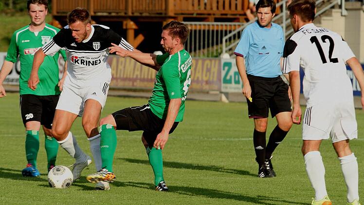 Der dreifache Sander Torschütze Thorsten Schlereth (Zweiter von links) setzt sich gegen zwei Gästespieler durch. Rechts Lucas Wirth