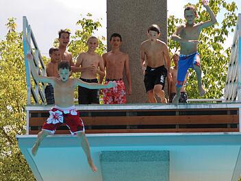 Tim (hinten von links), Nicolas, Jan, Andreas, Jan und Paul stehen für den Absprung bereit auf der Fünf-Meter-Plattform. Vorne sind bereits zwei Jungen auf dem Weg ins Wasser. Fotos: Benedikt Borst