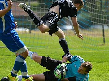 In dieser Szene war Frimmersdorfs Keeper Jonas Hubert auf dem Posten, doch auch er konnte die deutliche Niederlage gegen spielstarke Gäste aus Pommersfelden nicht verhindern. Fotos: Picturedreams