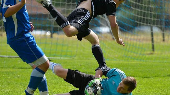 In dieser Szene war Frimmersdorfs Keeper Jonas Hubert auf dem Posten, doch auch er konnte die deutliche Niederlage gegen spielstarke Gäste aus Pommersfelden nicht verhindern. Fotos: Picturedreams