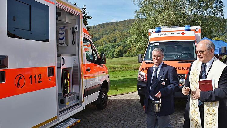 Pfarrer Hubert Grütz segnete die neue Wache des Roten Kreuzes in Langenleiten und auch den neuen Rettungswagen, der ab heute mit der Mannschaft die Sicherheit der südlichen Rhön gewährleistet. Als Ministrant fungierte spontan Rettungsassistent Siegbert Kuhnen. Foto: Hanns Friedrich