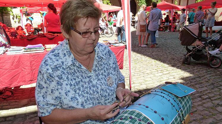 Brigitta Stempfle beherrscht die alte Kunst des Klöppelns. Foto: Marion Krüger-Hundrup
