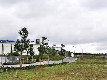 Auf Grundstücken (im Vordergrund) südöstlich des Edeka-Markts im Gewerbegebiet Ost in Haßfurt siedeln sich ein Fahrrad- und Zubehör- sowie ein Kraftfahrzeughandel an.
