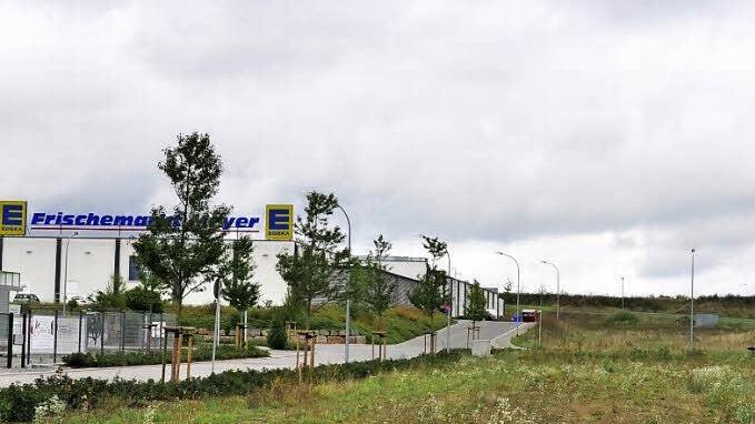 Auf Grundstücken (im Vordergrund) südöstlich des Edeka-Markts im Gewerbegebiet Ost in Haßfurt siedeln sich ein Fahrrad- und Zubehör- sowie ein Kraftfahrzeughandel an.