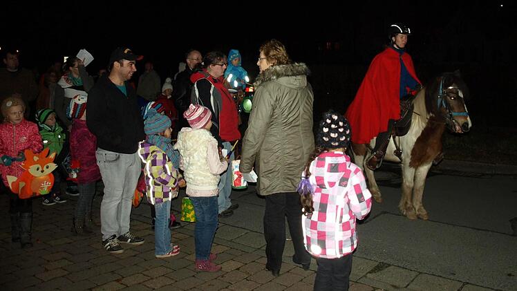 Beim St.-Martins-Umzug in Steinwiesen reitet der Heilige Martin natürlich voran - dahinter die Kinder mit ihren bunten Laternen. Foto: Susanne Deuerling