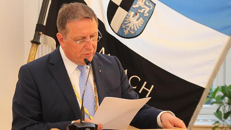 In seiner Laudatio schlug OB Henry Schramm versöhnliche Töne an und sagte zu Inge Aures: "Wir haben gemerkt, dass der andere auch mal recht hat, und haben einen Weg gefunden, für die Menschen zu arbeiten." Foto: Stephan Tiroch