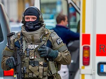 Ein SEK-Beamter rückt in voller Montur zu einem gefährlichen Einsatz aus.  Foto: Sven Hoppe, dpa
