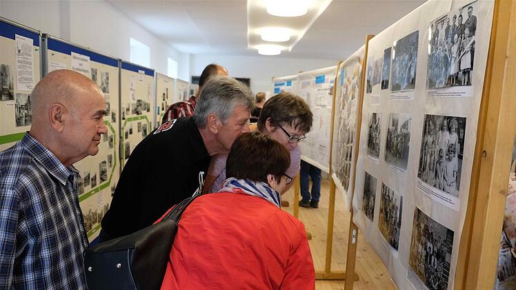 Alte Fotos in der alten Schule ziehen die Blicke auf sich.Foto: Gerd Schaar