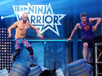Tobias Hofmann (l.) vom Team Leggings-Crew im Kampf gegen seinen Konkurrenten aus dem Velociteam. Foto: RTL
