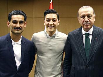 Der Aufreger: Ilkay Gündogan (links) und Mesut Özil (Zweiter von links)  sorgen mit ihrem Treffen mit dem türkischen Präsident Recep Tayyip Erdogan für Proteste. Foto:  dpa