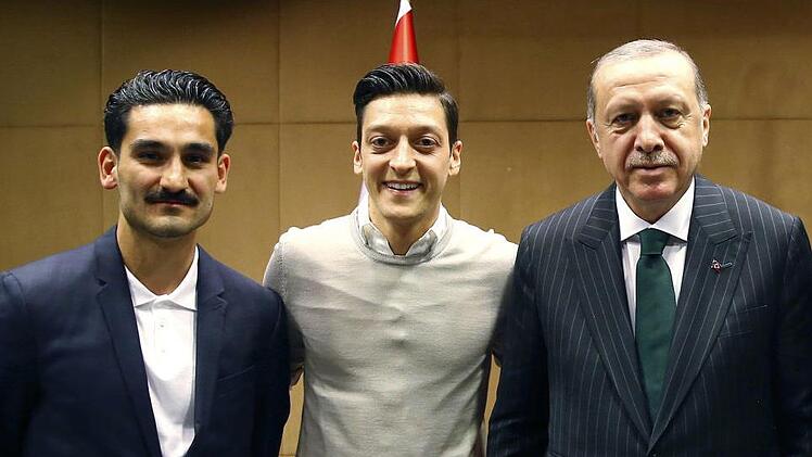 Der Aufreger: Ilkay Gündogan (links) und Mesut Özil (Zweiter von links)  sorgen mit ihrem Treffen mit dem türkischen Präsident Recep Tayyip Erdogan für Proteste. Foto:  dpa