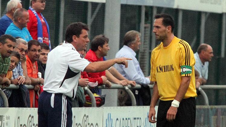 Heute Abend sind die Rolle anders verteilt: Während Dieter Kurth (links) für den SC Sylvia Ebersdorf an der Außenlinie im Willi-Schillig-Stadion das Zepter schwingt, hat Bastian Renk die Verantwortung für den VfL Frohnlach. Ob er dabei als Spielertrainer oder "nur" als Trainer agiert, ließ er gestern noch offen. Foto: Archiv