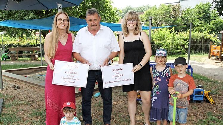 Die beiden Kindergartenleiterinnen Andrea Weber (Haus der Kinder Pautzfeld, links) und Rebecca Fischer (Kindergarten Trailsdorf) mit Zweitem Bürgermeister Sebastian Schwarzmann  Foto: Mathias Erlwein