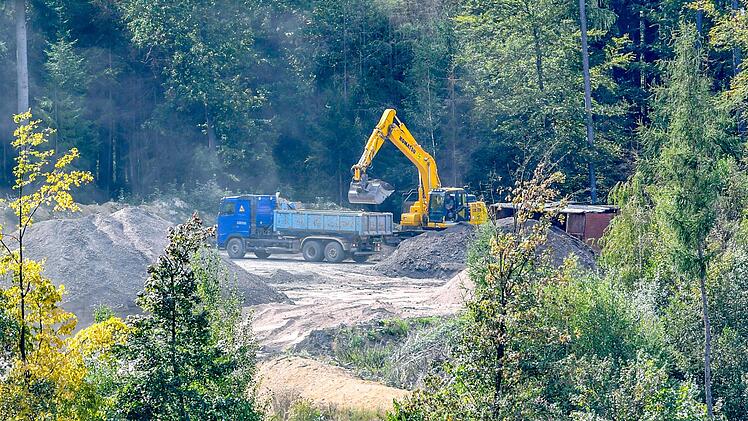 Wo illegal der Wald gerodet und Asphalt abgelagert wurde, befüllt ein Bagger nun einen Lkw. Fotos: Ronald Rinklef