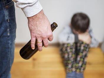 Wenn Eltern suchtkrank sind, leiden auch die Kinder.  Symbolfoto: spyrakot, adobe stock