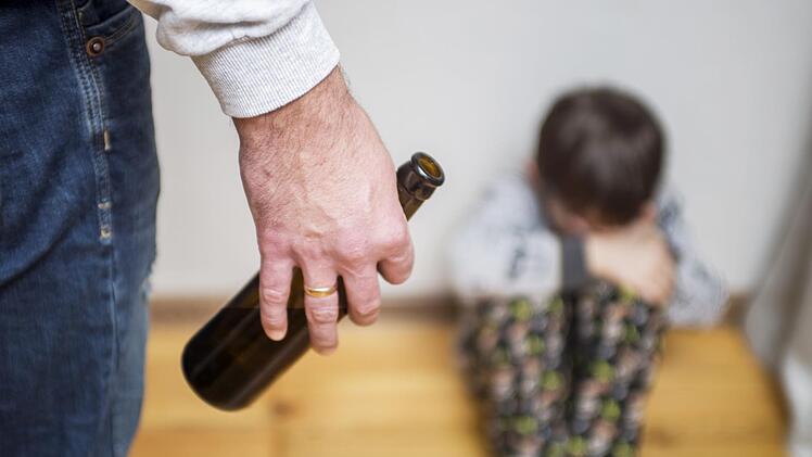 Wenn Eltern suchtkrank sind, leiden auch die Kinder.  Symbolfoto: spyrakot, adobe stock