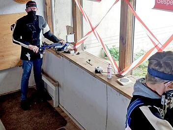 Sie freuen sich, bald wieder die Zielscheibe anvisieren zu können. Noch herrscht kein Trainingsbetrieb, aber die Voraussetzungen für das Kleinkaliberschießen wurden bereits geschaffen (v. l.): Daniel Bergmann (Schützenmeister), Mathias Beetz (Schatzmeister) und Lukas Beetz (Sportschütze). Foto: K.- H. Hofmann