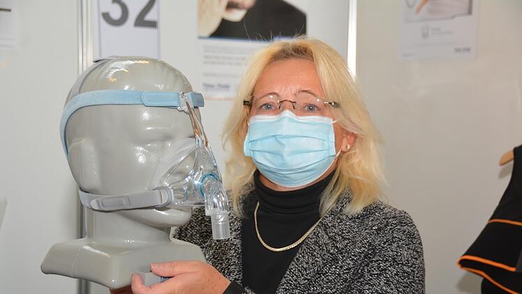 Auch 2021 sollen die  Bad Kissinger Gesundheitstage stattfinden. Die Organisatoren können auf das Schutzkonzept - unser Archivbild zeigt eine Ausstellerin mit Schutzmaske -  vom Vorjahr zurückgreifen. Foto: Peter Rauch/Archiv