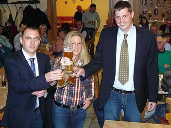 Unser Bild zeigt die unterlegenen Bürgermeisterkandidaten in Neuenmarkt (von links) Alexander Wunderlich, Patricia Lerner und Martin Kaiser, die auf eine gemeinsame Arbeit im neuen Neuenmarkter Gemeinderat anstießen.  Foto: Klaus-Peter Wulf