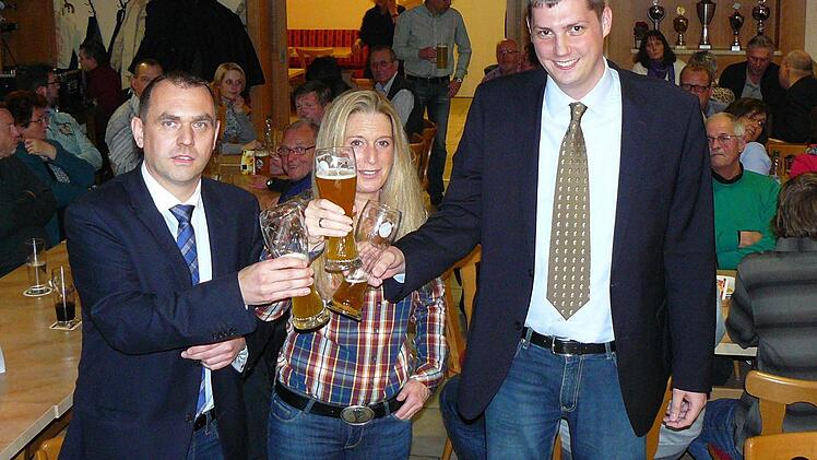 Unser Bild zeigt die unterlegenen Bürgermeisterkandidaten in Neuenmarkt (von links) Alexander Wunderlich, Patricia Lerner und Martin Kaiser, die auf eine gemeinsame Arbeit im neuen Neuenmarkter Gemeinderat anstießen.  Foto: Klaus-Peter Wulf