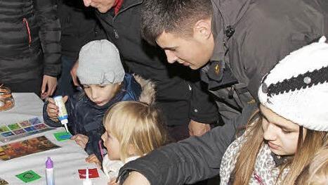 Mit Elan stürzten sich Kinder und Eltern auf die Kärtchen und bemalten diese mit phantasievollen Motiven.  Foto: Karl-Heinz Hofmann