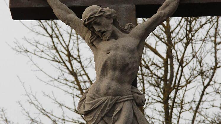 Der Corpus des sanierten Feldkreuzes ist ein Abdruck eines älteren Corpus in Kunstharz.  Foto: Dieter Britz