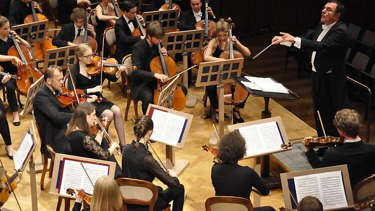 Das Bezirksjugendsinfonieorchester Unterfranken spielte unter der musikalischen Leitung von Hermann Freibott im Regentenbau.  Foto: Klopf