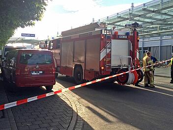 Am Montagabend musste der Nürnberger Flughafen geräumt werden. Grund war ein verdächtiger Gegenstand - ein herrenloser Koffer - im Terminal, was eine großräumige Absperrung zur Folge hatte. Mehrere Einsatzfahrzeuge von Feuerwehr und Polizei eilten zum Airport. Foto: News5 / Grundmann