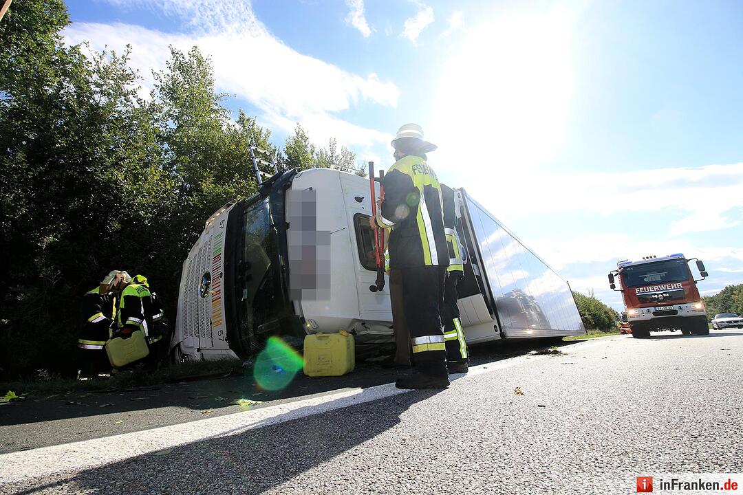 Unfall auf A73 bei Buttenheim: Lkw umgekippt