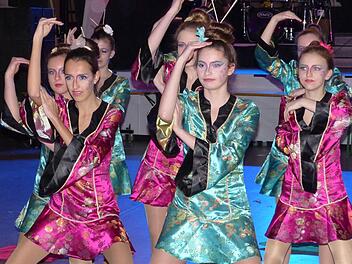 Die "Dance Monsters" entführten die Besucher auf den asiatischen Kontinent. Foto: Klaus-Peter Wulf