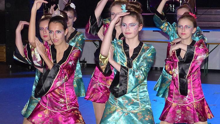 Die "Dance Monsters" entführten die Besucher auf den asiatischen Kontinent. Foto: Klaus-Peter Wulf