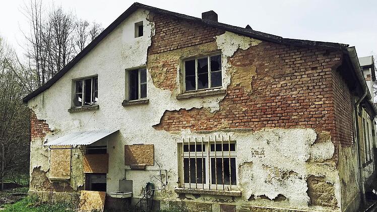 Wird abgerissen: Das ehemalige Pumpwerk an der roten Brücke bei Wildflecken. Foto: Sebastian Schmitt