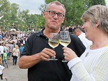 Roland Mahr, Vorsitzender des Organisationskomitees Altmain-Weinfest, st&ouml;&szlig;t mit Ruth Knorr vom TV Sand am vergangenen Sander Weinfest an - erstmals wurde dort 2015 alkoholfreier Wein ausgeschenkt. Alkoholfrei spielt auch beim Eberner Altstadtfest eine Rolle: Dort wird es wieder eine entsprechende Cocktail-Bar f&uuml;r Jugendliche geben. Foto: Andreas L&ouml;sch