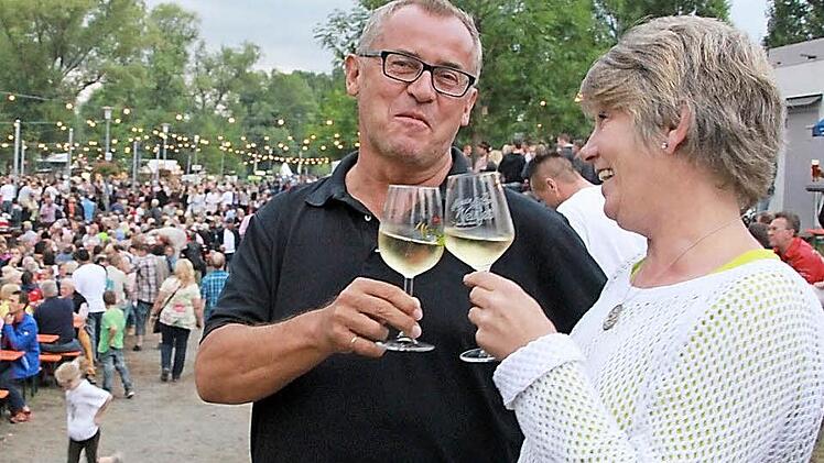 Roland Mahr, Vorsitzender des Organisationskomitees Altmain-Weinfest, st&ouml;&szlig;t mit Ruth Knorr vom TV Sand am vergangenen Sander Weinfest an - erstmals wurde dort 2015 alkoholfreier Wein ausgeschenkt. Alkoholfrei spielt auch beim Eberner Altstadtfest eine Rolle: Dort wird es wieder eine entsprechende Cocktail-Bar f&uuml;r Jugendliche geben. Foto: Andreas L&ouml;sch