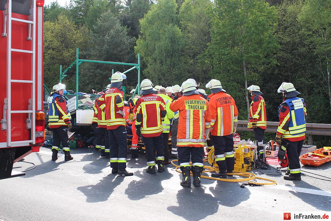A9: Kleintransporter prallt gegen Heck eines Lkws – drei Menschen schwer verletzt