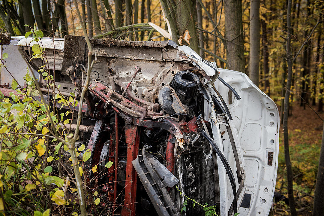 A6 bei Nürnberg: Transporter prallt in Baum - ein Toter