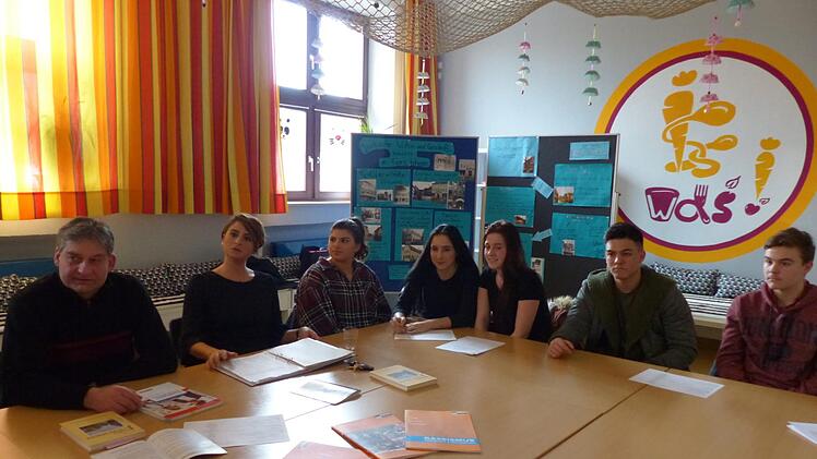 Ludwig Preusch, Seyran Reyhan, Aleyna Altuntas, Julia Ciftci, Madeleine Haller, Ali-Mert Demirkaya und Alexander Büttner Foto: Pauline Lindner