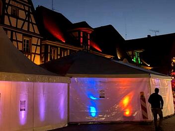 Der Kulturpavillon in der Hauptstraße wird ebenso kunstvoll illuminiert wie die umliegenden Häuser.    Foto: Richard Sänger
