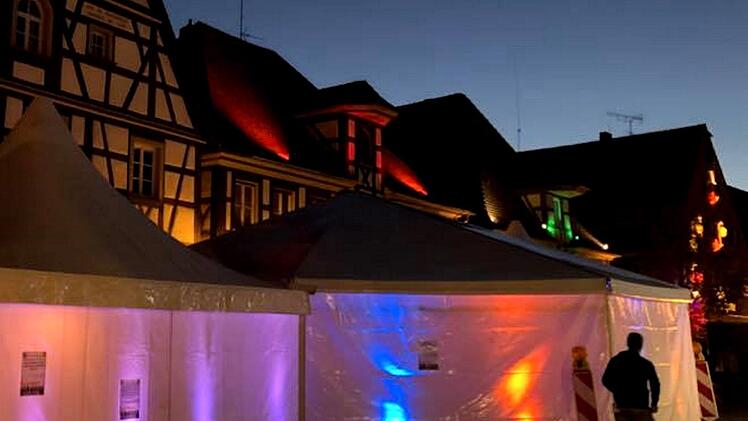 Der Kulturpavillon in der Hauptstraße wird ebenso kunstvoll illuminiert wie die umliegenden Häuser.    Foto: Richard Sänger