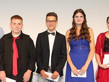 Die Staatliche Wirtschaftsschule Coburg zeichnete die Klassen- und Prüfungsbesten mit Prämien aus.  Foto: Desombre