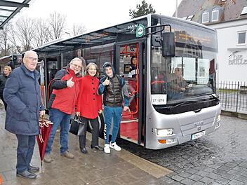 Daumen hoch: Die SPD freut sich über eine Vergünstigung beim Stadtbus, die sie im Stadtrat erringen konnte. Renate Schroff wirbt gemeinsam mit ihren Stadtratskollegen Peter Prokop (links) und Erich Petratschek am Busbahnhof für das Ticket.  Foto: Bernhard Panzer