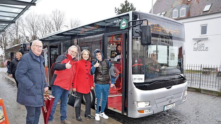 Daumen hoch: Die SPD freut sich über eine Vergünstigung beim Stadtbus, die sie im Stadtrat erringen konnte. Renate Schroff wirbt gemeinsam mit ihren Stadtratskollegen Peter Prokop (links) und Erich Petratschek am Busbahnhof für das Ticket.  Foto: Bernhard Panzer
