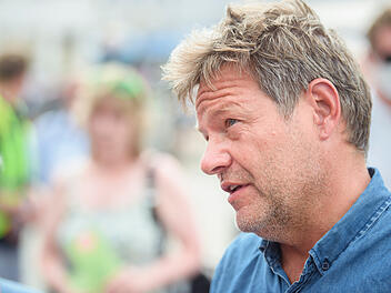 Bayreuth: W&auml;hrend Wahlauftritt mit Habeck - Reifen von Gr&uuml;nen-Politikerin zerstochen