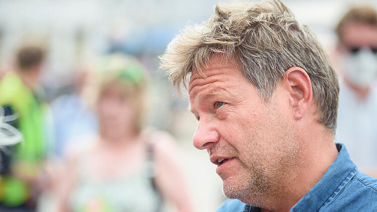 Bayreuth: W&auml;hrend Wahlauftritt mit Habeck - Reifen von Gr&uuml;nen-Politikerin zerstochen