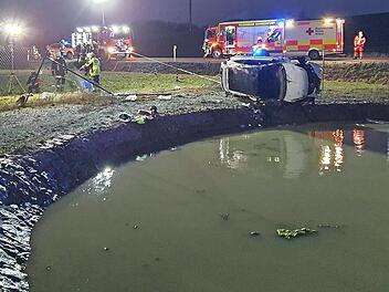 Eine Frau wurde bei einem schweren Verkehrsunfall bei Oerlenbach lebensgef&auml;hrlich verletzt. Ihr Pkw landete im R&uuml;ckhaltebecken.